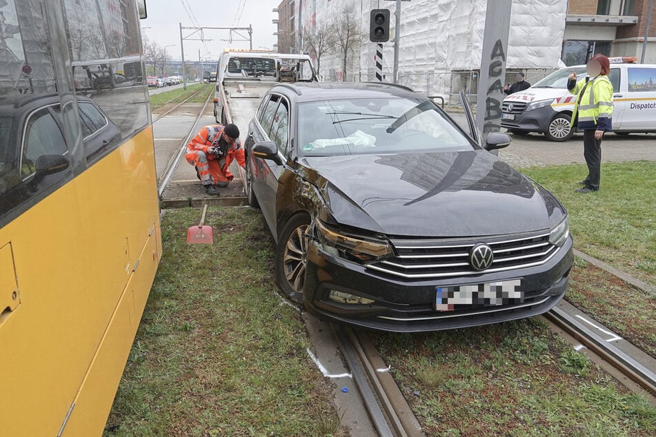 Der VW Passat musste aus dem Gleisbett gehoben werden.
