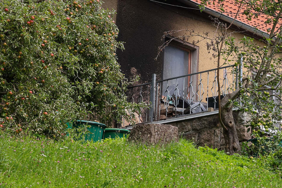 Feuerwehreinsatz: Gasgrill in Brand geraten, Mann verletzt