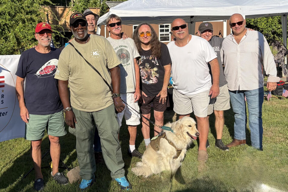 Raphael Jarvis (64, M.) und Hund Ben während einer Spendenaktion der Veteranenorganisation "WK9s For Warriors".