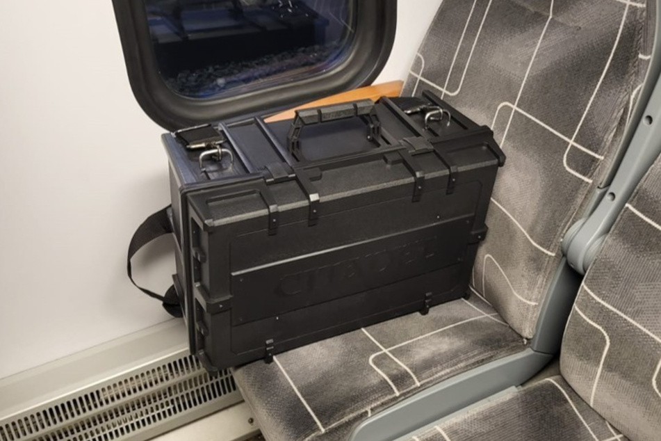 Kriegsspielzeug im Zug: Verlassener schwarzer Koffer sorgt für Polizeieinsatz