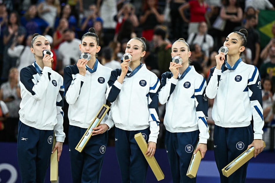 Diana Svertsov (19, l.) feierte im August den Gewinn der Silbermedaille bei Olympia mit dem israelischen Team der Rhythmischen Sportgymnastik.