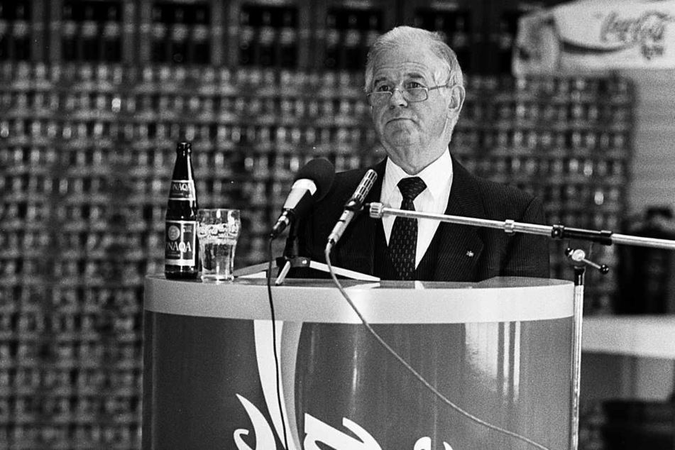 Ministerpräsident Kurt Biedenkopf (1930-2021) weihte 1992 die Lagerhalle von Coca-Cola ein.