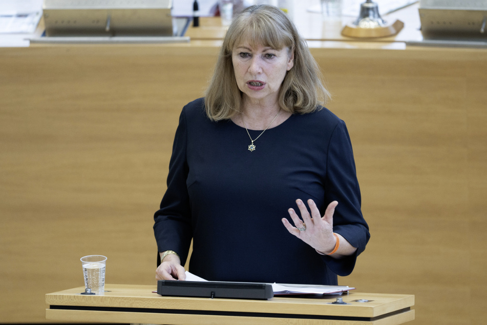 Sachsens Gesundheitsministerin Petra Köpping (63, SPD) hat an Pflegekräfte appelliert, sich noch rechtzeitig impfen zu lassen.