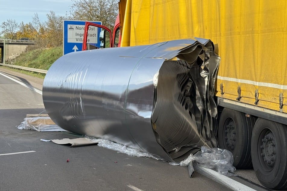 Schwere Stahlrollen blockieren die Fahrbahn.