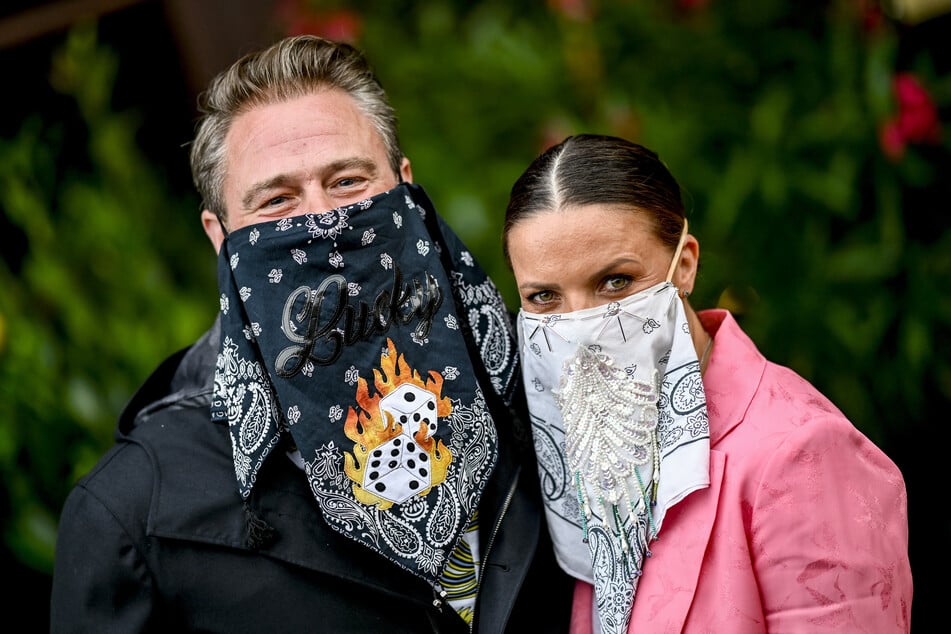 Der Sänger Sasha und seine Frau Sandra erscheinen bei der Premiere der Show "Paradiso“"auf dem Roten Teppich.