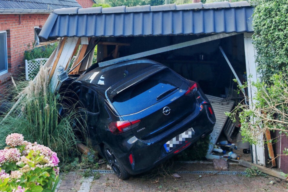 Der Wagen krachte in den Carport ihres Wohnhauses, der durch die Kollision erheblich beschädigt wurde.