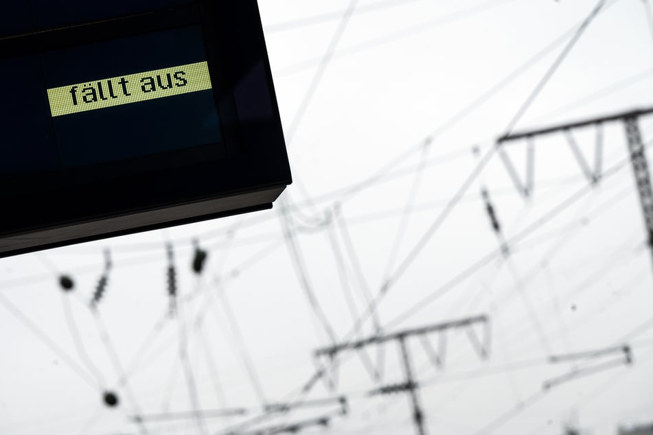 Aufgrund von einer beschädigten Oberleitung kommt es auf der Strecke zu Verspätungen und Ausfällen. (Symbolfoto)