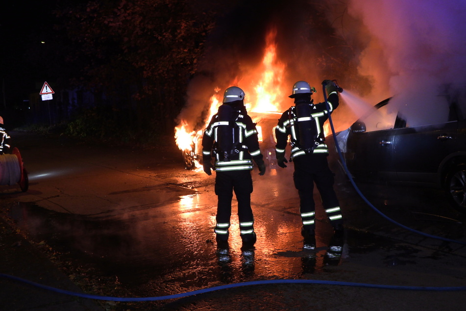 Brandstifter zündelten in Leipzig nicht nur an Mülltonnen, sondern auch an Autos.