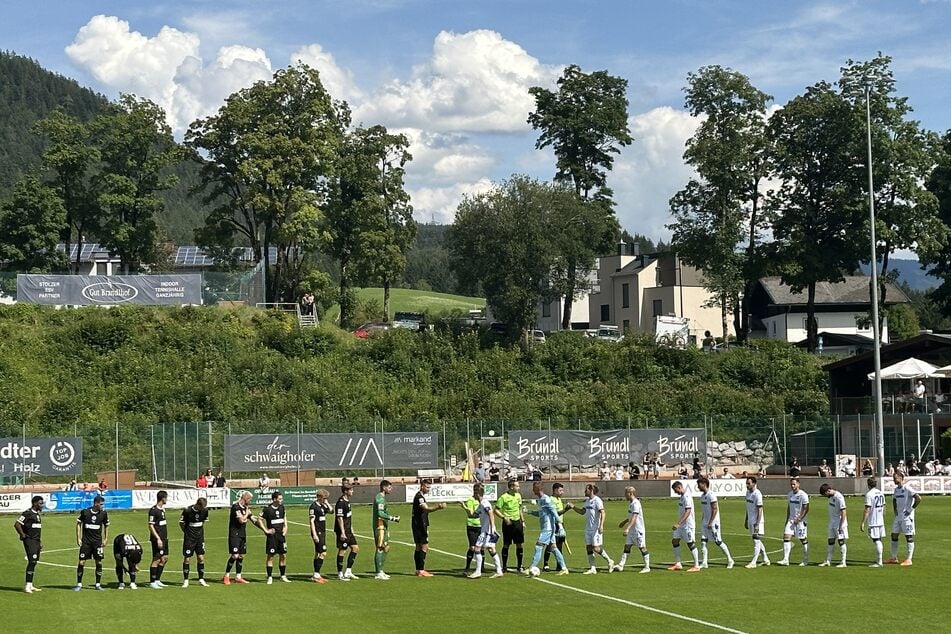 Anpfiff in der Saalfelden Arena.