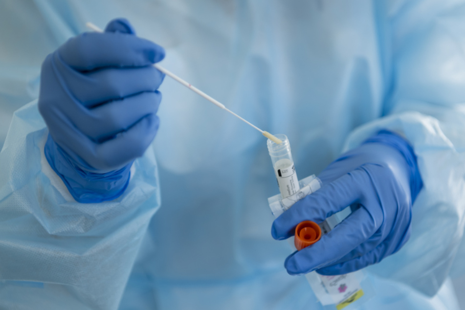 Eine Krankenschwester hält eine Probe in ihren Händen. (Symbolbild)