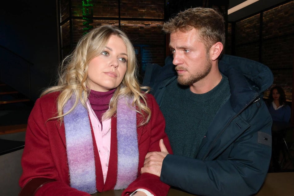 Alicia wird in der schweren Zeit von Paul aufgefangen.