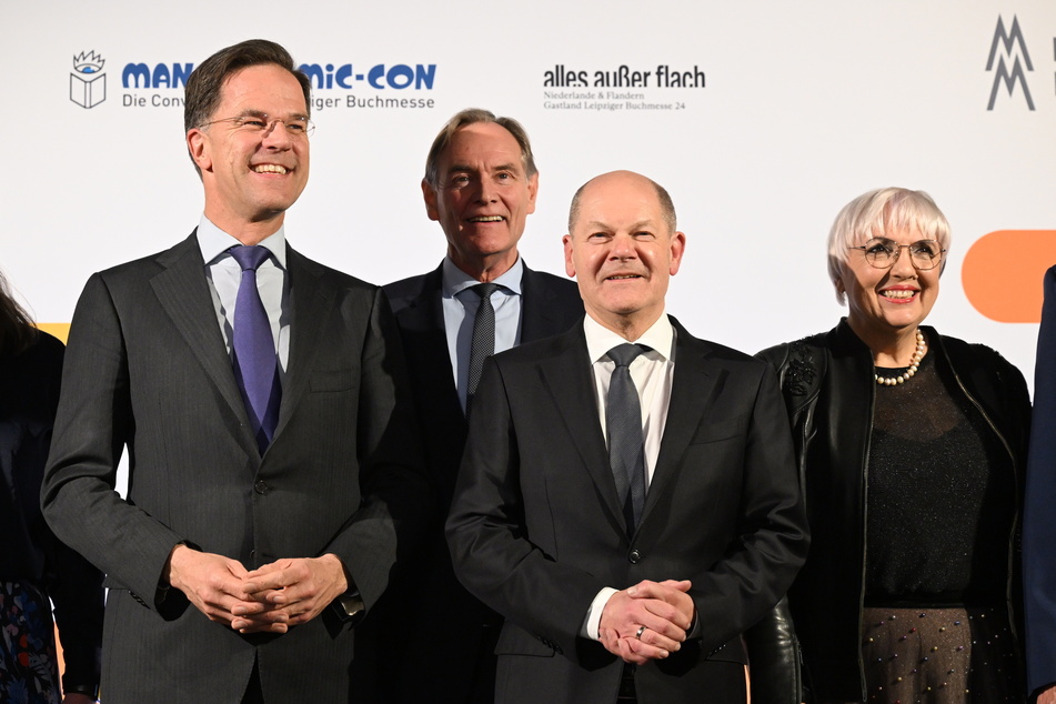 Zur Eröffnung im Leipziger Gewandhaus waren unter anderem (v.l.n.r.) Hollands Ministerpräsident Mark Rutte (57), Leipzigs OB Burkhard Jung (66), Bundeskanzler Olaf Scholz (65, beide SPD) und Kulturstaatsministerin Claudia Roth (68, Grüne) anwesend.