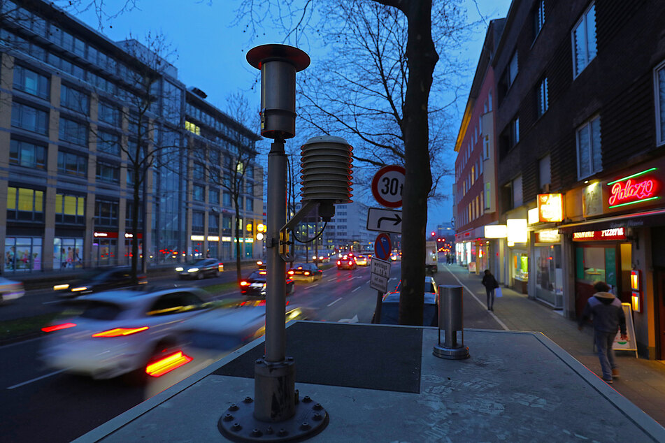 Autos fahren an der Messstation Clevischer Ring des Landesumweltamtes vorbei (Archivbild).