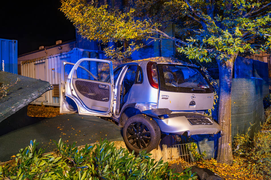 Im südhessischen Taunusstein-Hahn ereignete sich in der Nacht zu Freitag ein tödlicher Verkehrsunfall, in den drei jungen Menschen involviert waren.
