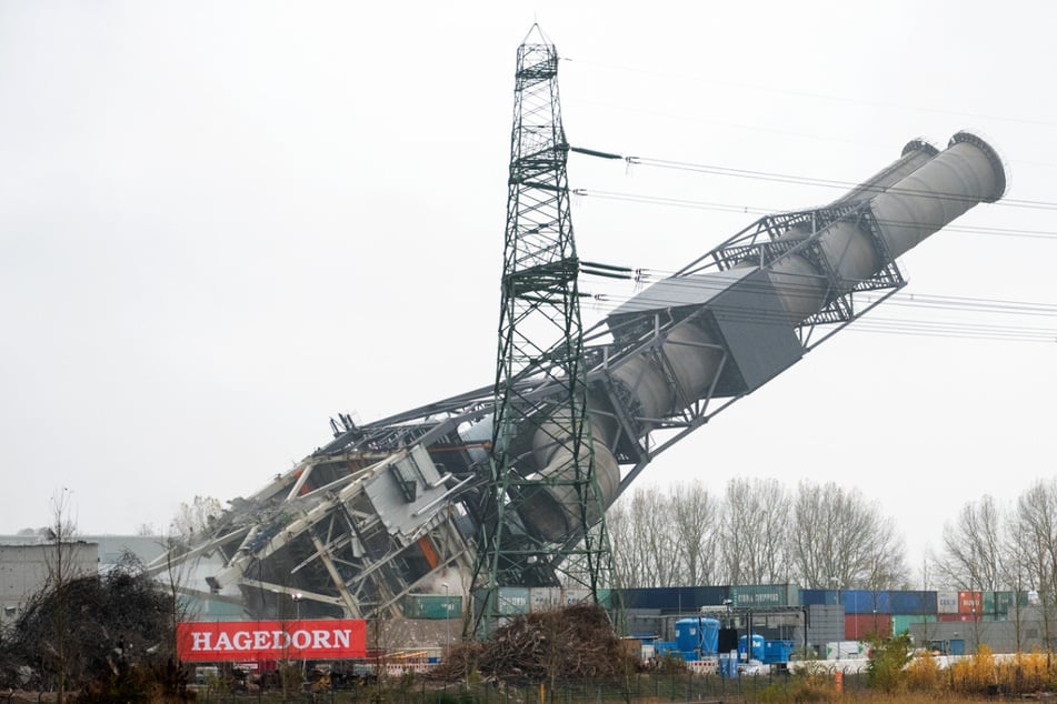 Die Doppeltürme des ehemaligen Kohlekraftwerks Moorburg werden gesprengt.