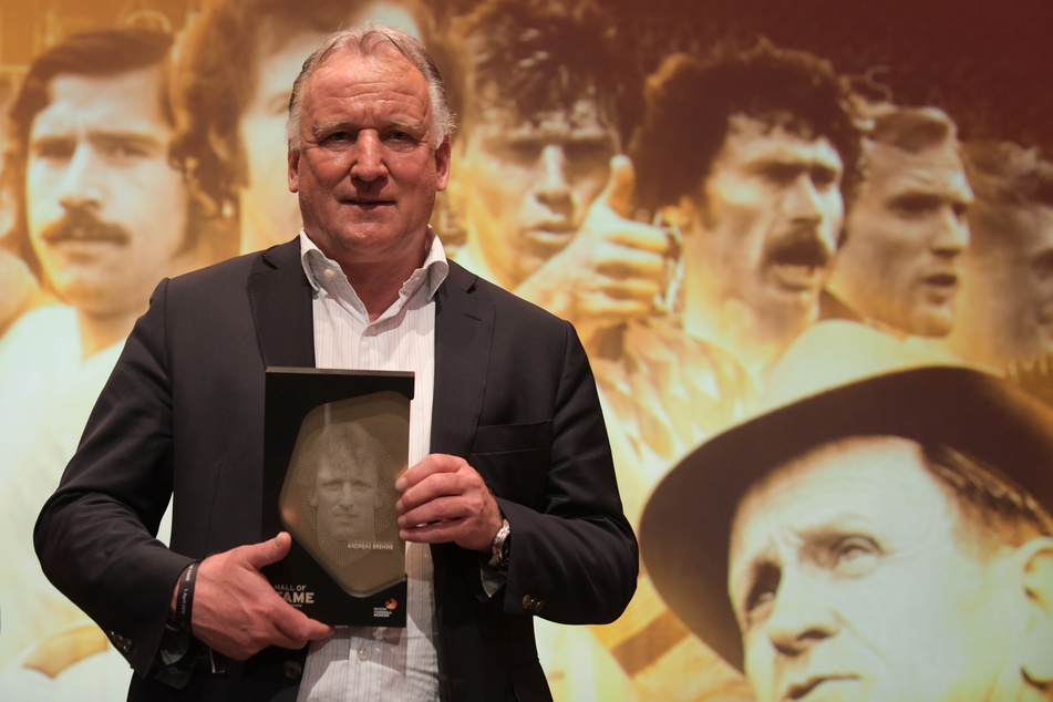 Der beidfüßige Linksverteidiger wurde 2018 in die erste Elf der "Hall of Fame des deutschen Fußballs" des Deutschen Fußballmuseums gewählt.