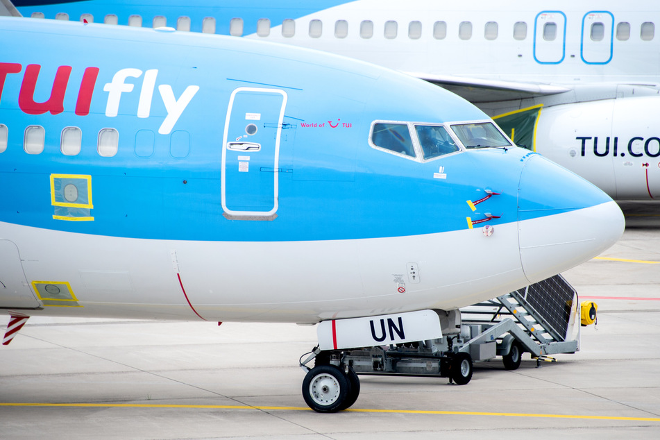 Flugzeuge der Fluggesellschaft TUIfly stehen auf dem Flughafen Hannover.