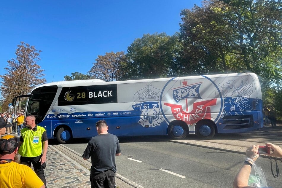 Der zweite Mannschaftsbus ist am Rudolf-Harbig-Stadion angekommen.