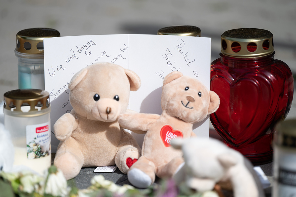 Kerzen und Kuscheltiere legten Anwohner im Gedenken an die getöteten Kinder nieder.