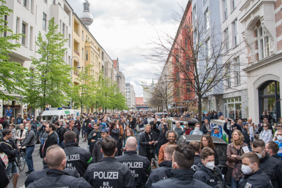 Trotz eines Demonstrationsverbots demonstrieren einige hundert Menschen in Anwesenheit von zahlreichen Polizisten auf der Rosa-Luxemburg-Straße gegen die die Corona-Einschränkungen.