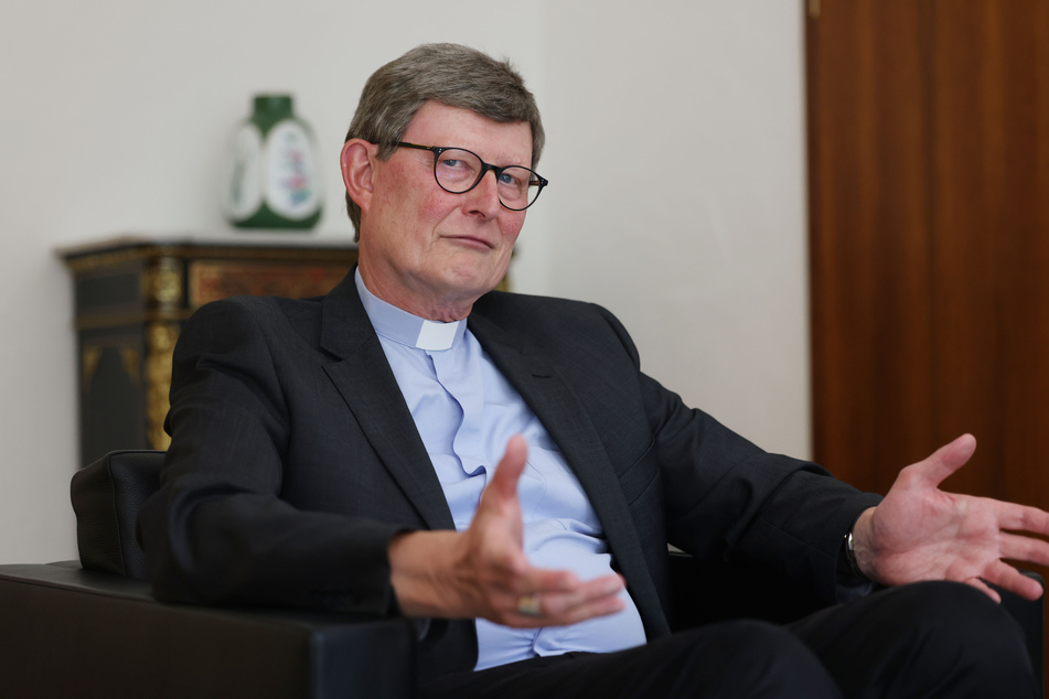 Der Kölner Kardinal Rainer Maria Woelki (65) hat sich in letzter Zeit von mehreren seiner Mitarbeiter getrennt.