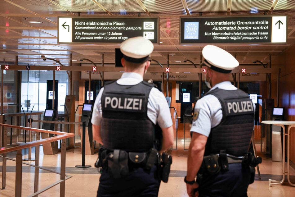 Die Bundespolizei konnte den Gesuchten bei seiner Einreise schnappen. (Symbolfoto)