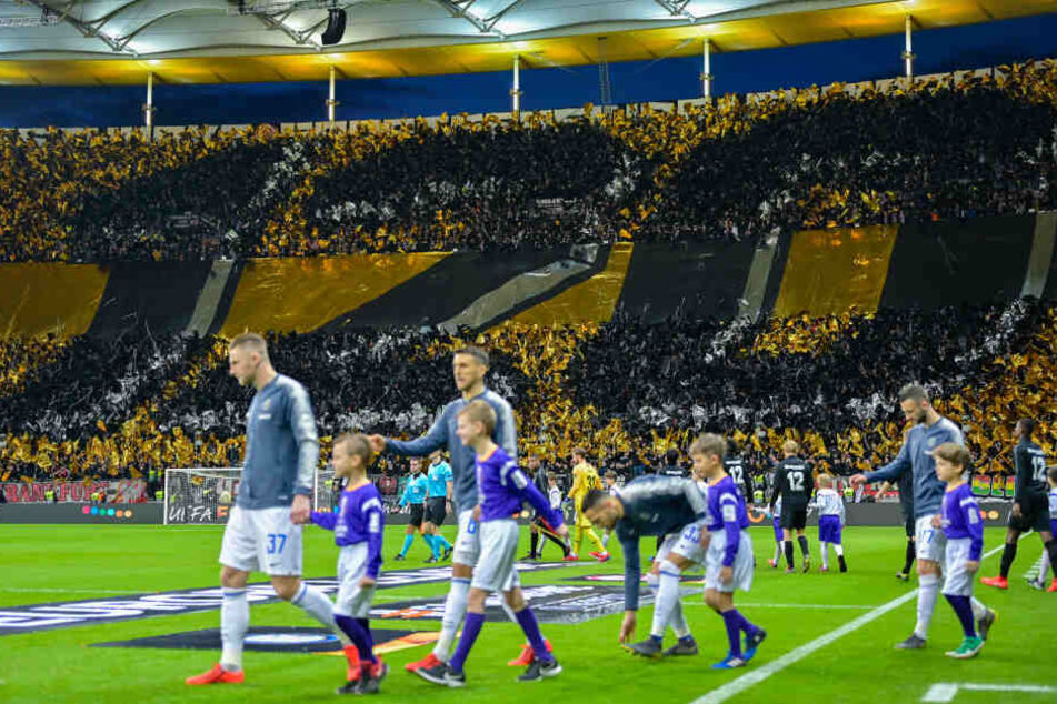 Gigantisch: Anlässlich des 120. Geburtstages der Eintracht ließen es die Fans auf den Rängen krachen.