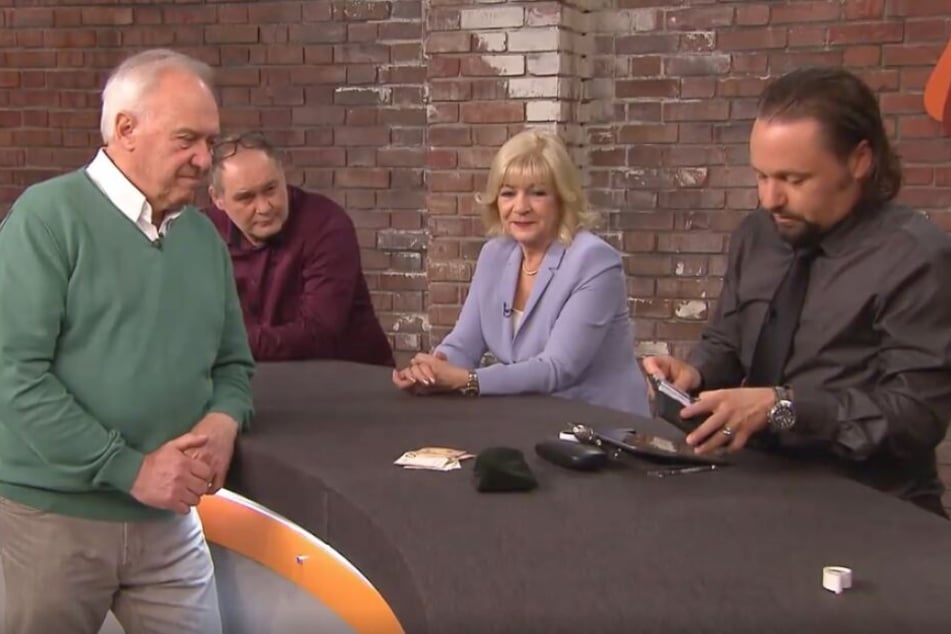 Händler Wolfang Pauritsch (r) setzte sich durch und ersteigerte die Dose.