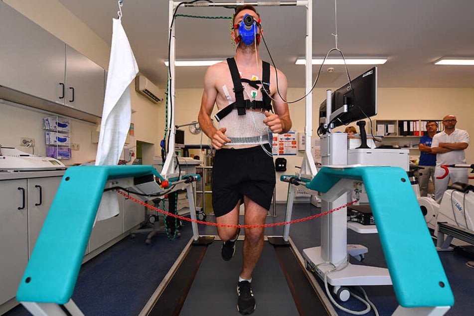 Sieht ein bisschen aus wie in einem Raumfahrtlabor, ist aber nur Florian Ballas auf dem Laufband. Heute darf er ohne Sauerstoffmaske trainieren.