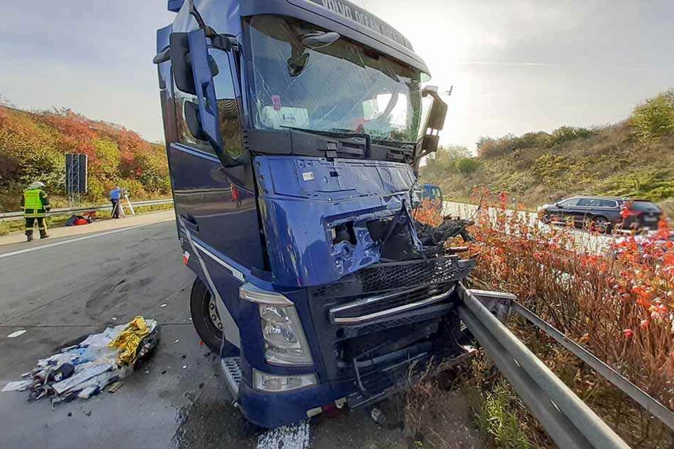 Beim Crash wurde das Fahrerhaus des Volvos regelrecht zusammengedrückt.
