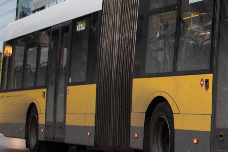 Der Mann zog sich Verätzungen im Bus zu. (Symbolbild)