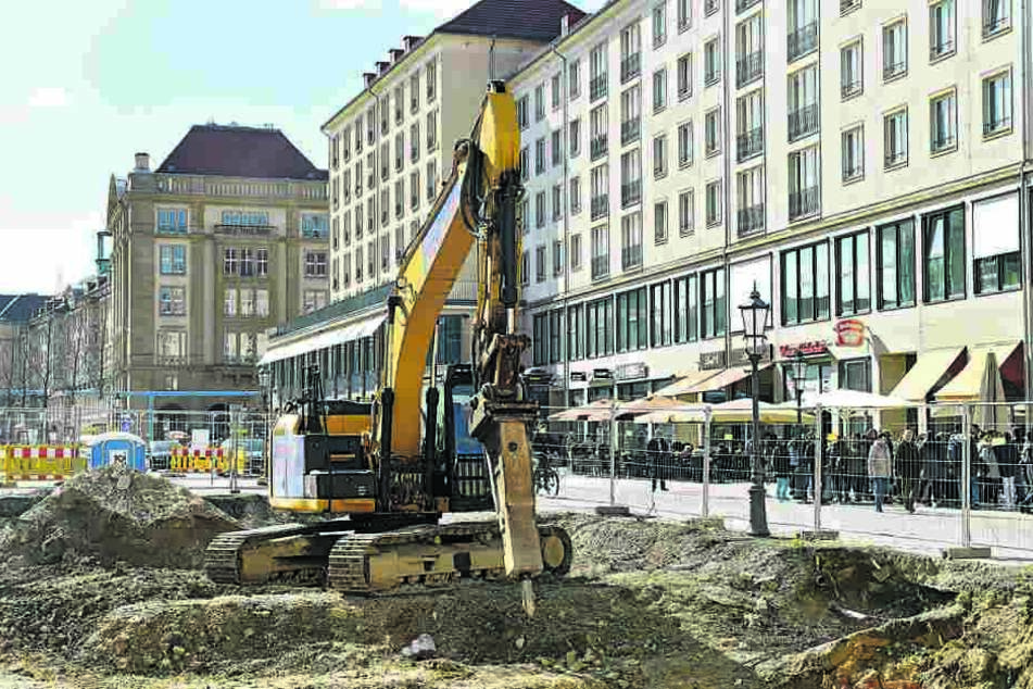 Ein großer Meißel pickert den Boden frei.