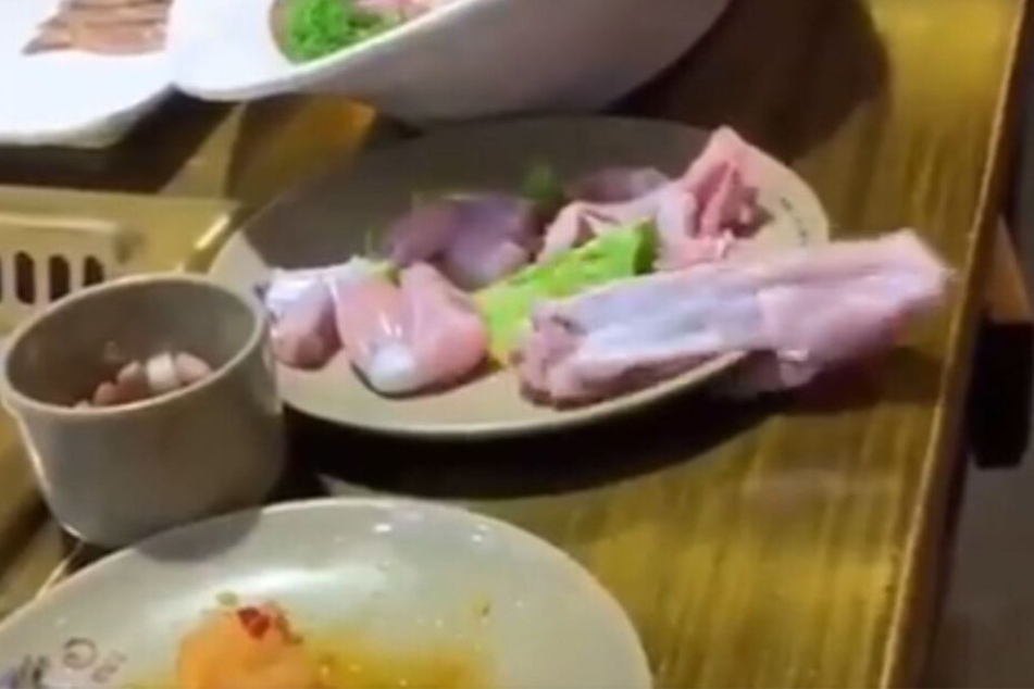 Kriecht hier Hühnchenfleisch vom Teller?!