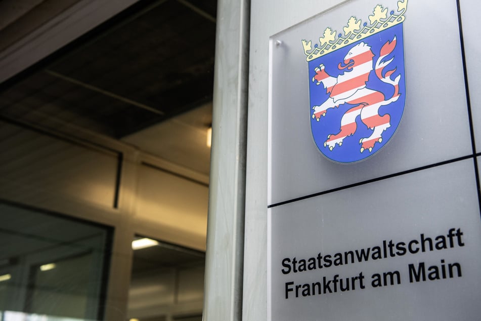 Nach Abschluss der umfangreichen Ermittlungen kam der Mann im April 2025 in U-Haft. Jetzt hat die Frankfurter Staatsanwaltschaft den 59-Jährigen wegen Mordes angeklagt.