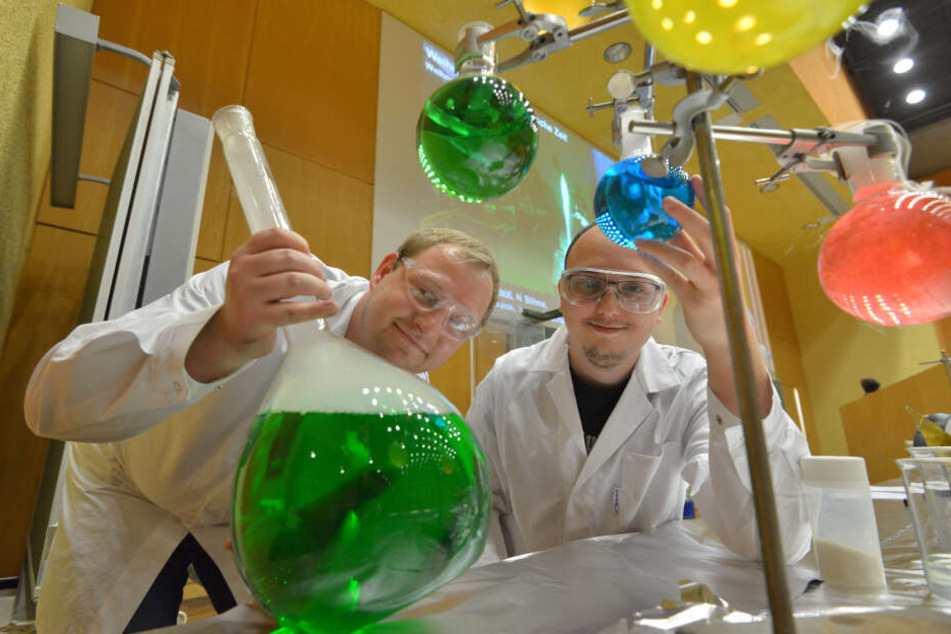 Die Doktoranten Alexander Kossmann (32, l.) und Sebastian Lang (27) griffen in die chemische Trickkiste.