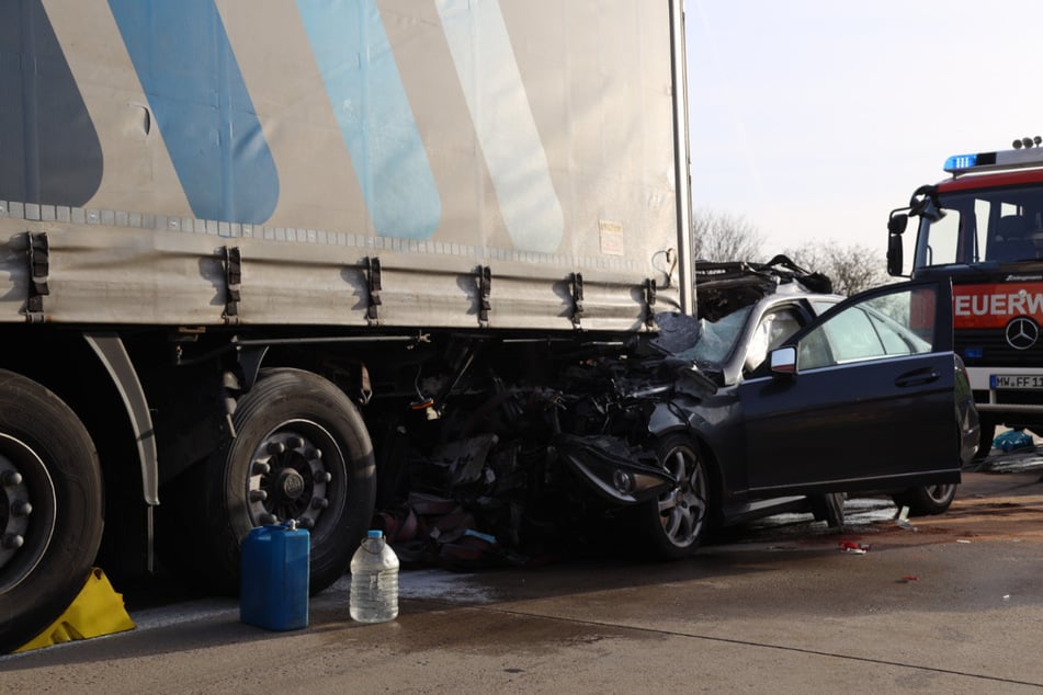 Nach einem Überholmanöver krachte der Mercedes-Fahrer auf einen Lastwagen und wurde unter dem Aufleger eingeklemmt.