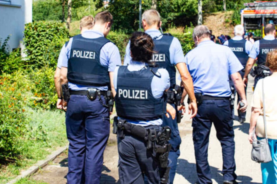 Wie dieses Foto zeigt, war auch die Polizei mit zahlreichen Kräften im Einsatz.