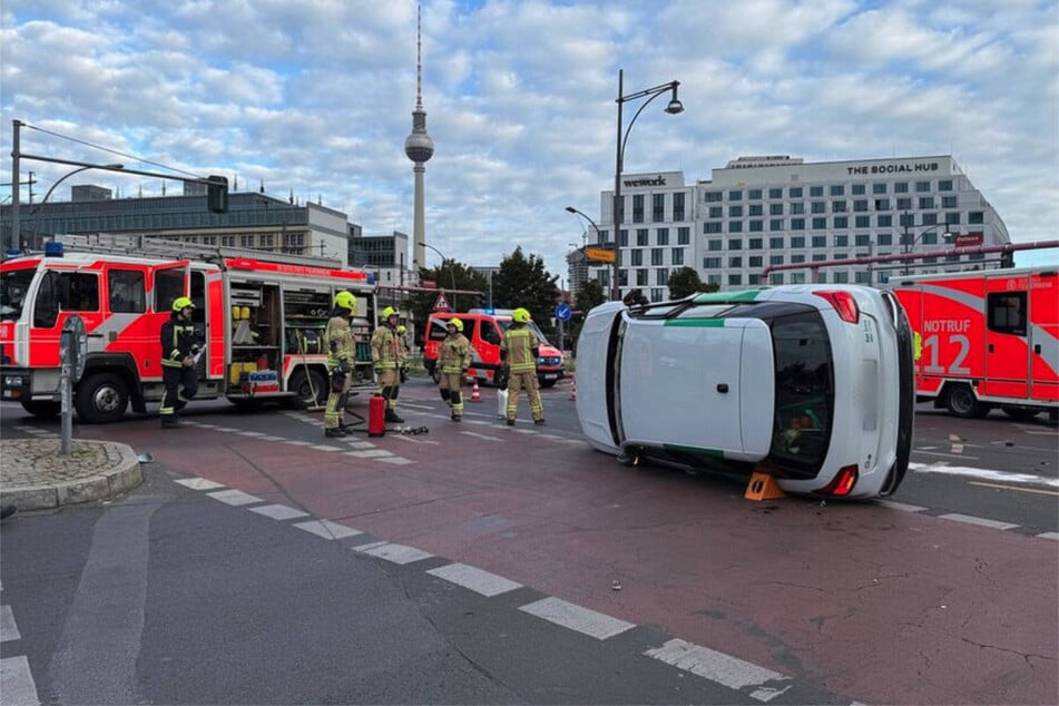 Nach der Kollision ist eines der Autos auf der Seite liegen geblieben.