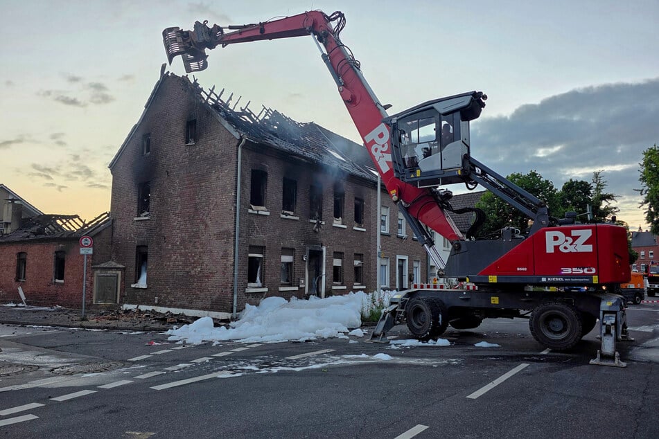 Ein rund 35 Tonnen schweres Spezialgerät sorgte für den kontrollierten Abriss der Giebelwand.