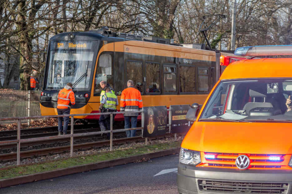 Einsatzkräfte an der Unfallstelle.