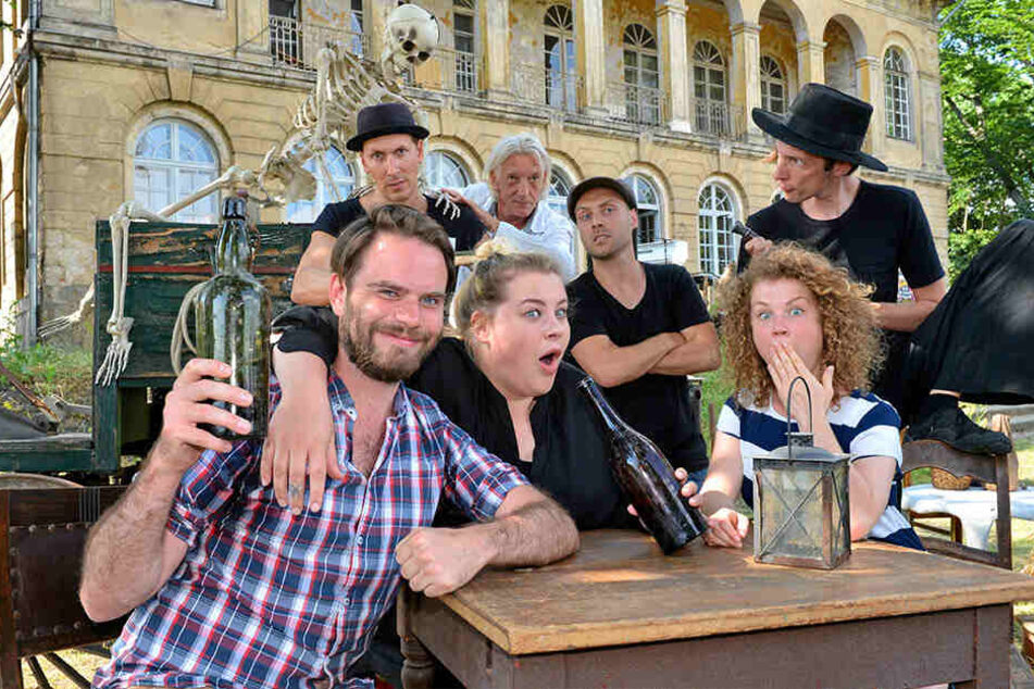 "Das Wirtshaus im Spessart"-Ensemble: Philipp Scholz (vorn, v.l.), Aline Bachmann, Laura Dittmann. Hinten, v.l.: Philipp Richter, Rainer König, Franz Lenski und August Geyler.