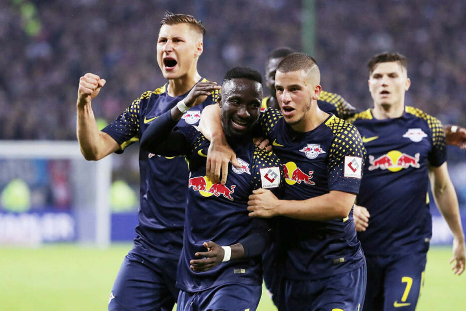 RB Leipzig (hier noch mit Naby Keita (Mitte vorn) trifft am Dienstagabend im Pokal-Halbfinale auswärts auf den Hamburger SV. Dort gewannen die Sachsen bislang 2:0 und 4:0.