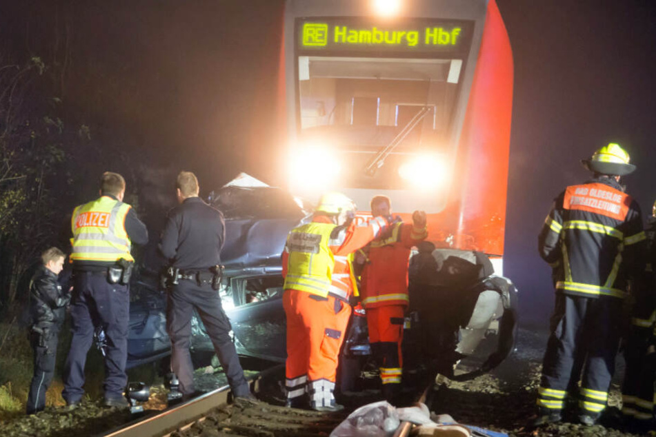 Die Rettungskräfte konnten den Fahrer des Autos nur noch tot bergen. (Symbolfoto)