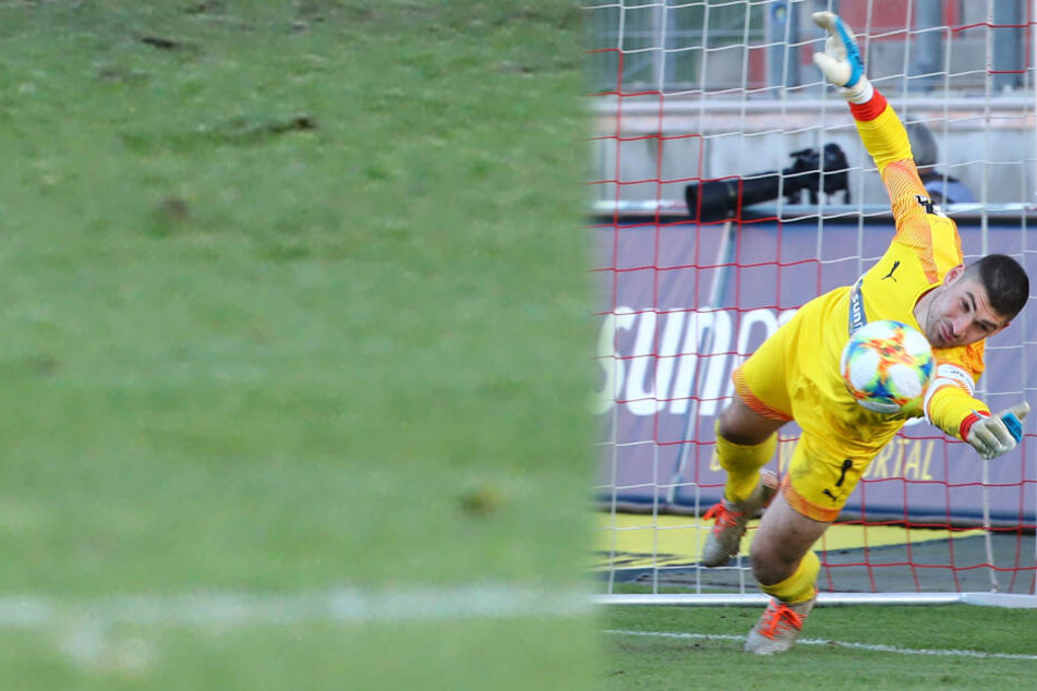 Johannes Brinkies macht sich gaaanz lang. Der FSV-Schlussmann zählt zu den Besten seiner Garde in der 3. Liga.