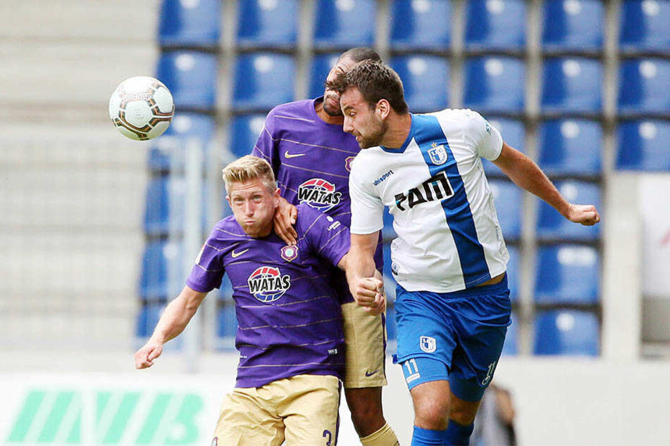 Voller Einsatz: Sebastian Hertner (l.) steigt mit Magdeburgs Torjäger Christian Beck zum Kopfball hoch.