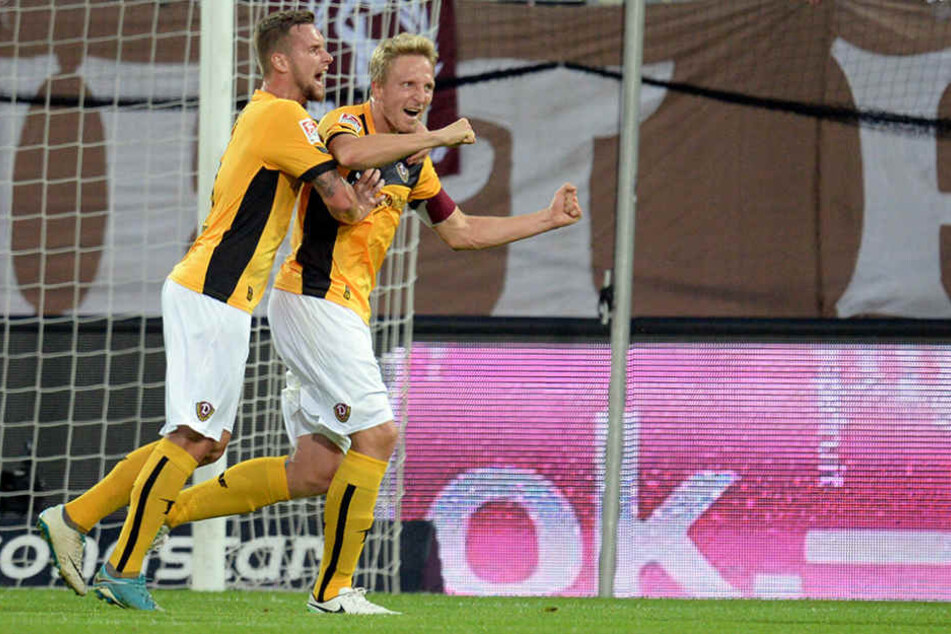 Jubel beim Ausgleich: Marco Hartmann (r.) schoss Dynamo zum 1:1.
