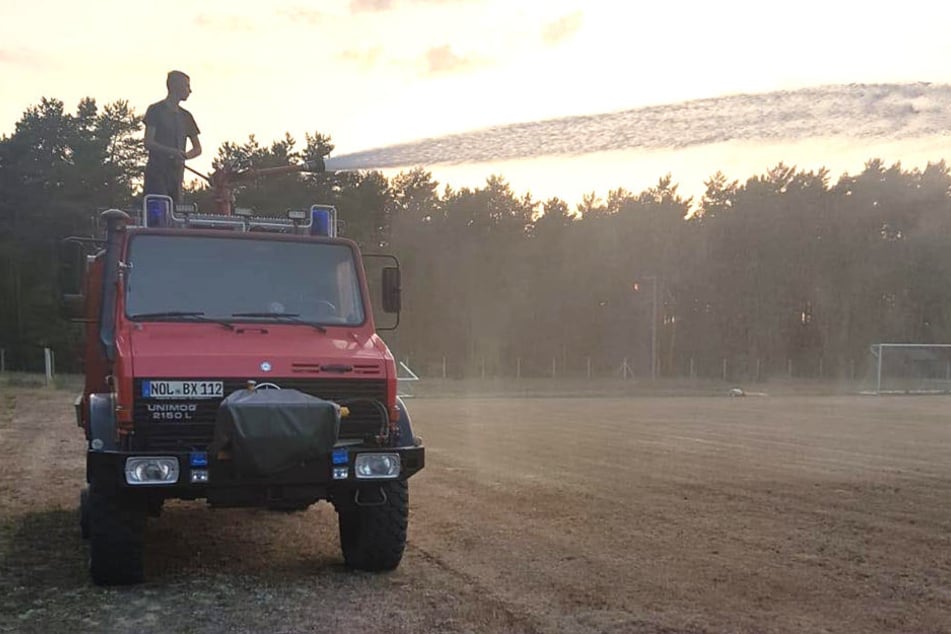Wasser marsch heißt es alle zwei Tage für die Feuerwehr am Boxberger Sportplatz.