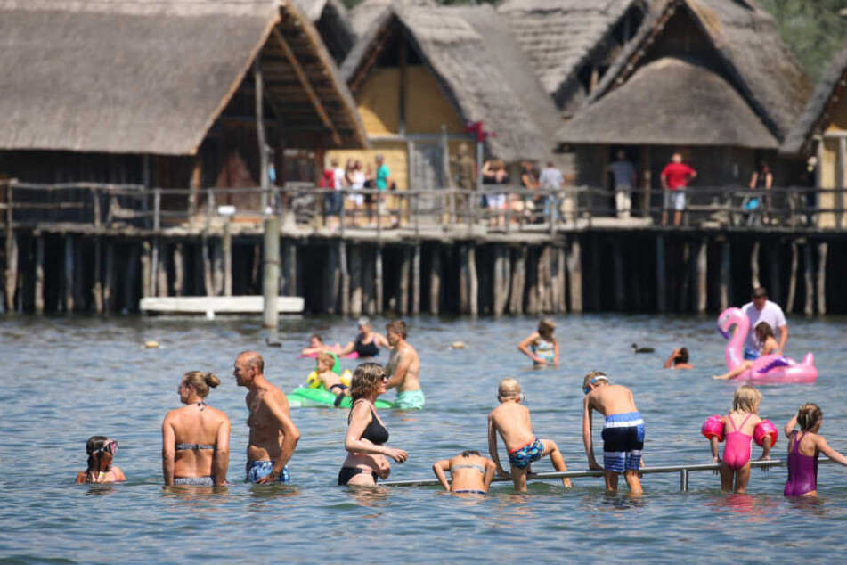 Der Bodensee (im Foto: das Strandbad in Unteruhldingen) ist ein beliebtes Ausflugsziel für Badegäste.