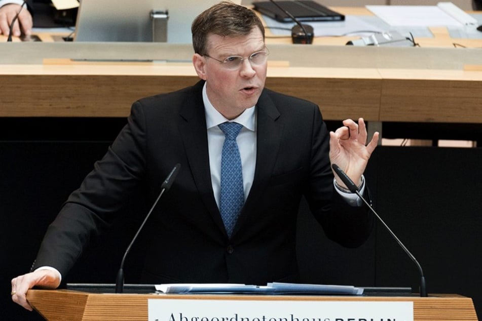 Der Abgeordnete Florian Graf (CDU) spricht bei einer Sitzung des Abgeordnetenhauses während der Debatte zur Verkehrswende.