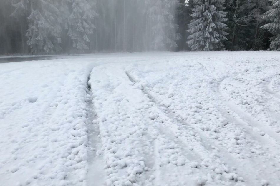 Der Unbekannte hatte sich auf dem Parkplatz in Mühlleithen ausgetobt, wodurch der Schnee mit Split versetzt und unbrauchbar geworden ist.